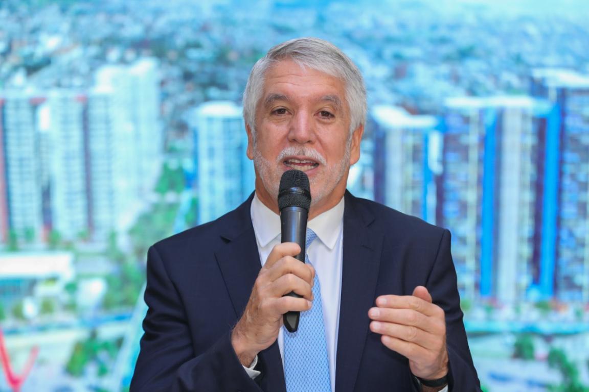 Interlocución Alcalde Enrique Peñalosa hablando