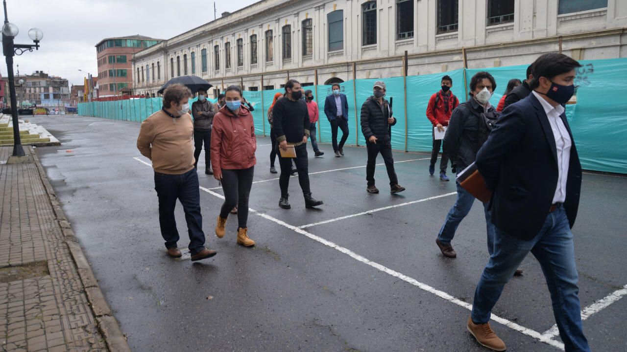 Personas caminando en el proyecto Bronx Distrito Creativo