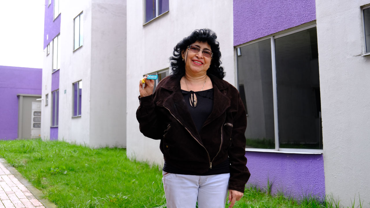 Mujer sosteniendo llavero &quot;Bogotá el Mejor Hogar&quot;