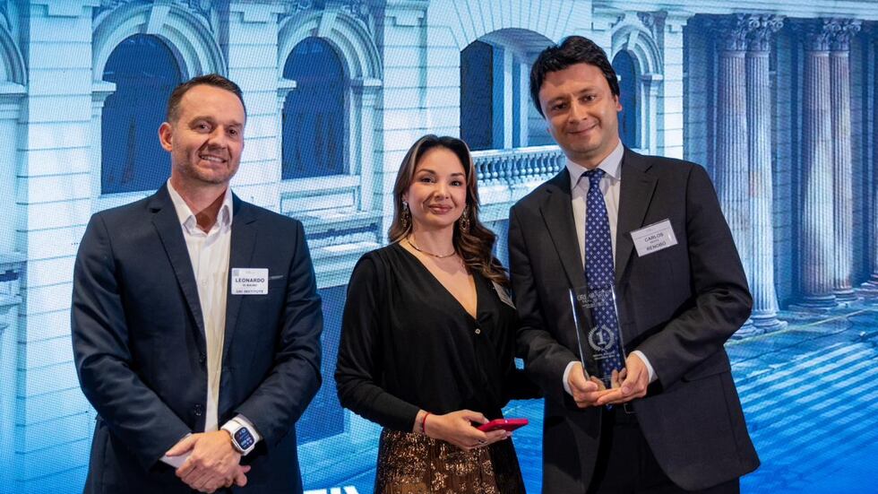 Carlos Felipe Reyes recibiendo el premio internacional