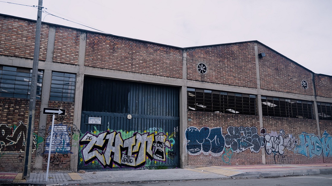 Murales con grafitis en zona industrial de Bogotá