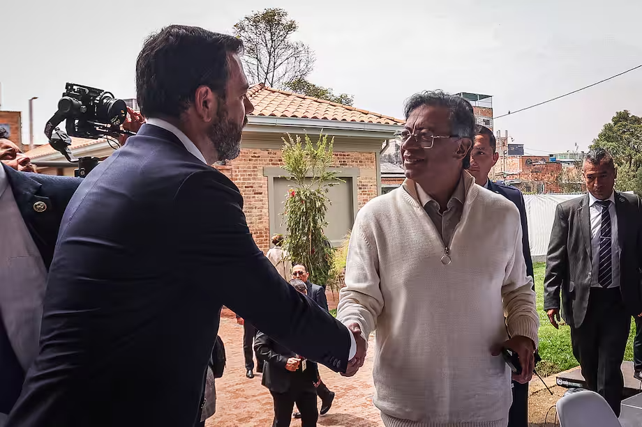 Fotografía de Carlos Fernando Galán y Gustavo Petro estrechando la mano