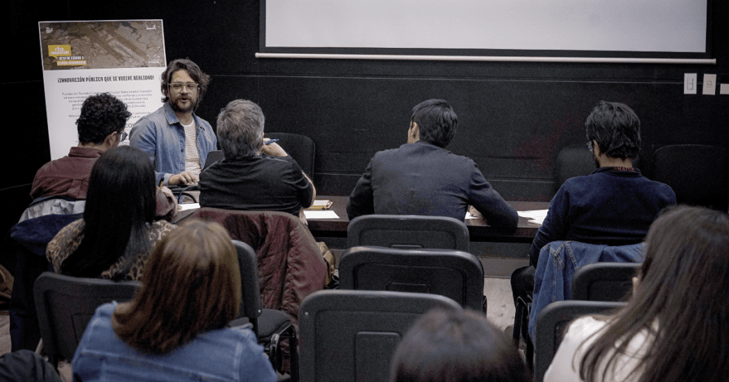 fotografía equipos innovadores en aula 