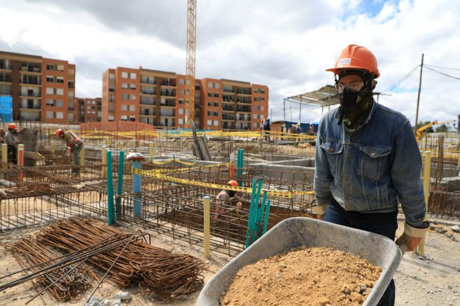 trabajador con carreta en proyecto de construcción de vivienda vis