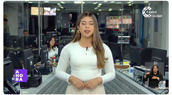 presentadora de canal capital transmitiendo en youtube