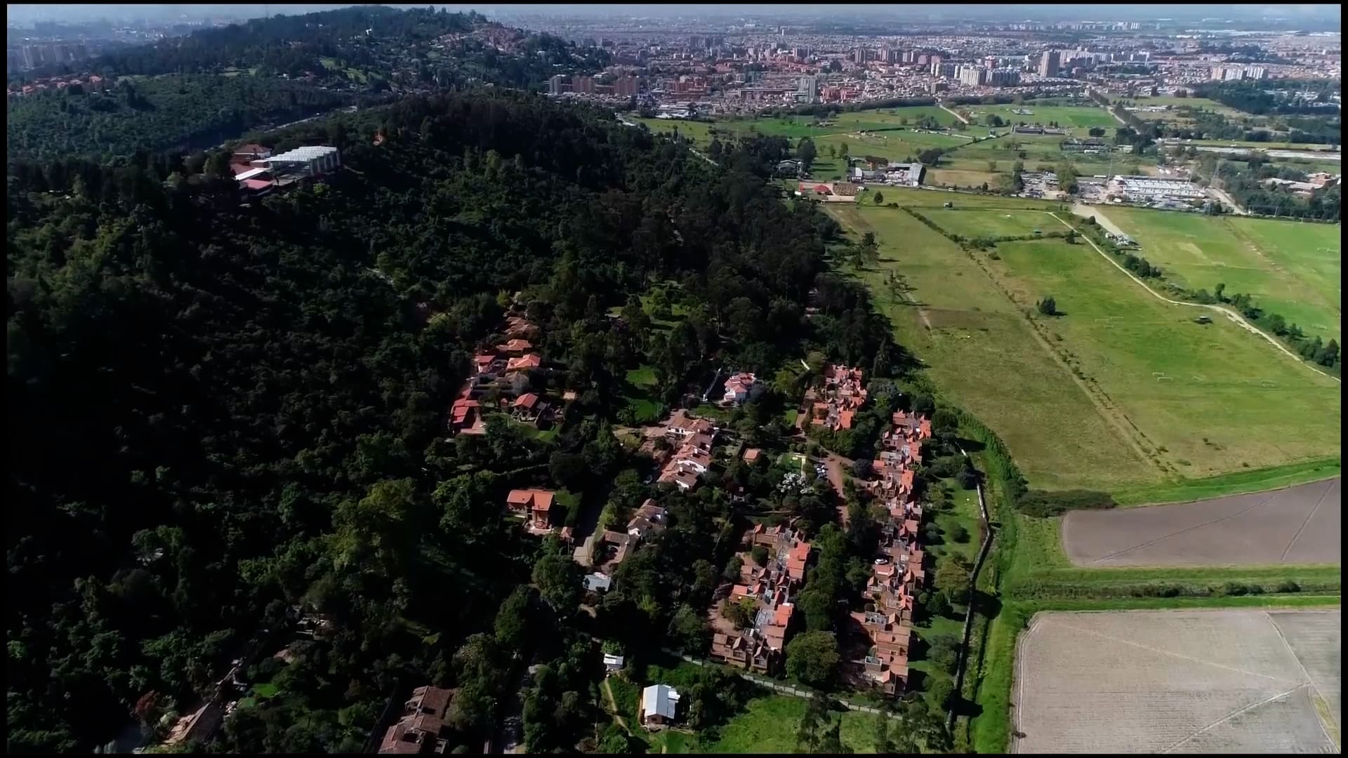 Vista desde el aire al fondo Bogotá