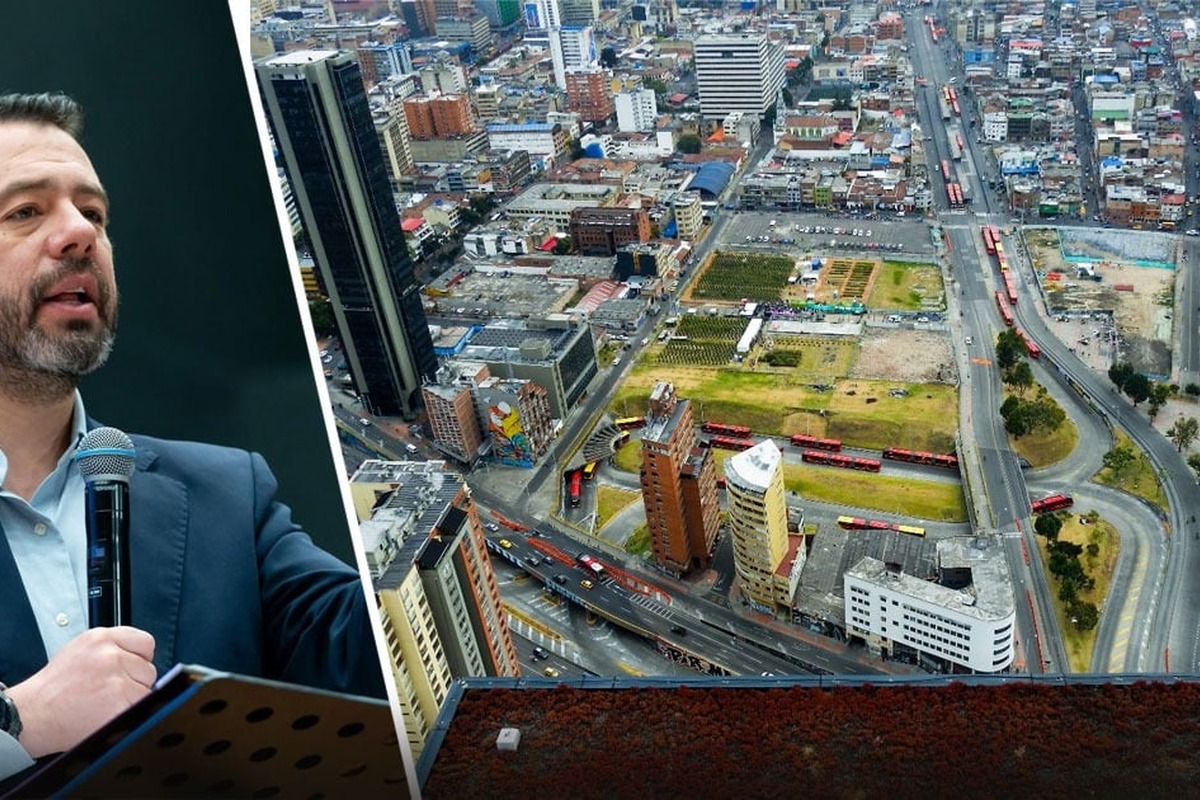 Composición dividida: a la izquierda, hombre con barba y traje sujetando un micrófono y hablando; a la derecha, vista aérea de una ciudad con avenidas, buses rojos, edificios y zonas verdes.