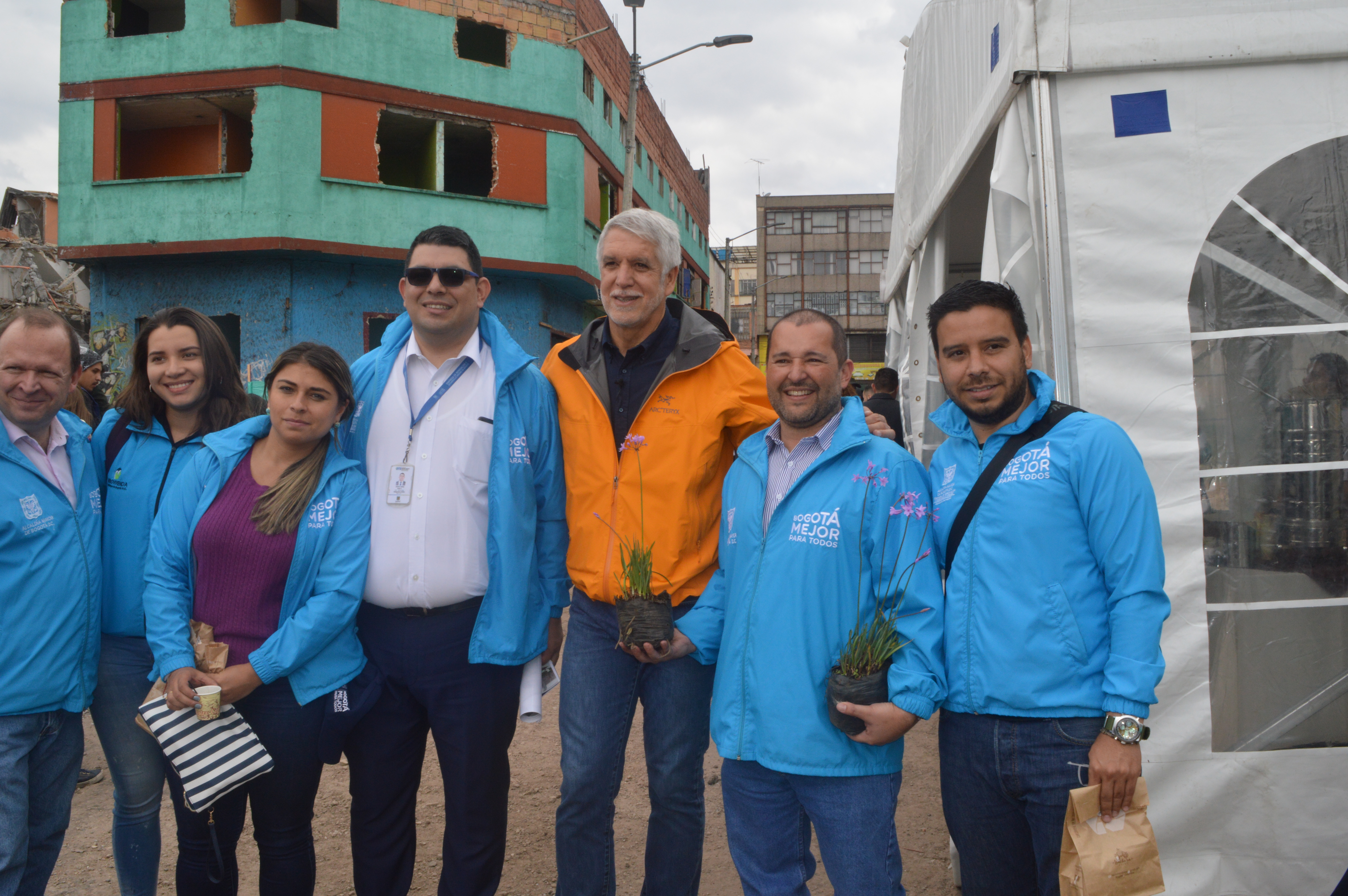 Personal de la alcaldía de Bogotá, en intervención de demolición del Bronx