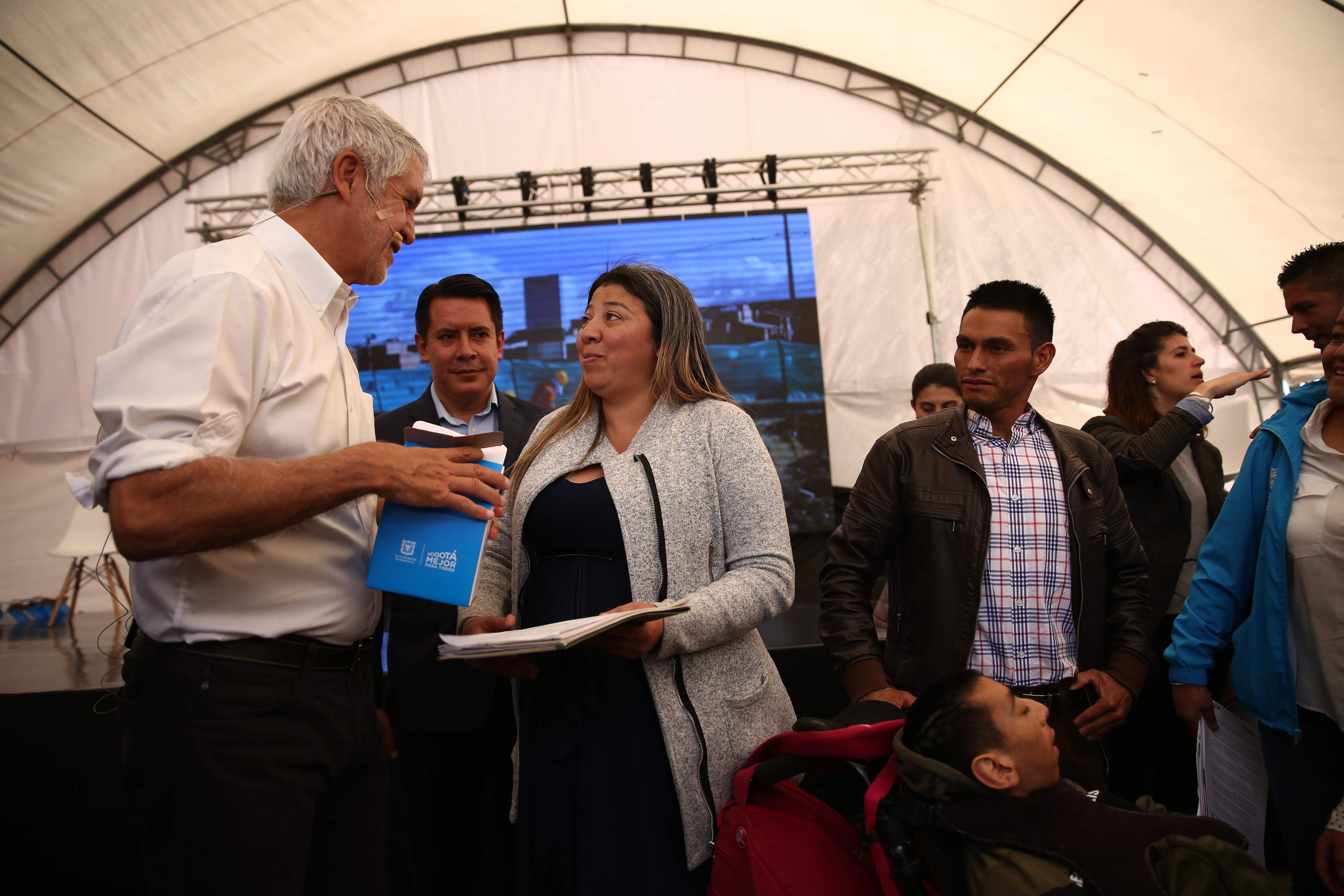 Alcalde Enrique Peñalosa hablando con la comunidad del sector