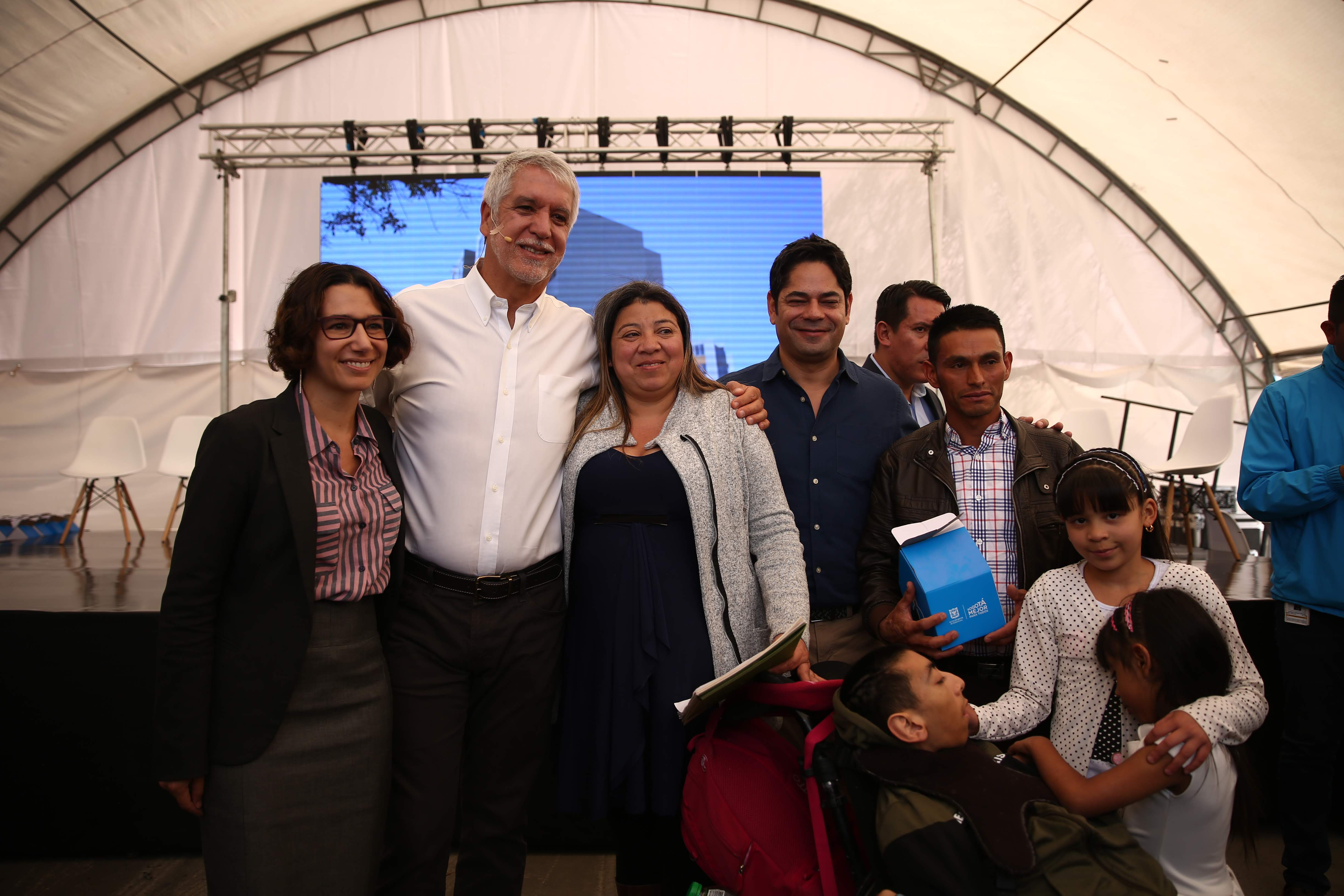 Alcalde Enrique Peñalosa y Gerente General de la ERU con familias beneficiadas de los proyectos de vivienda