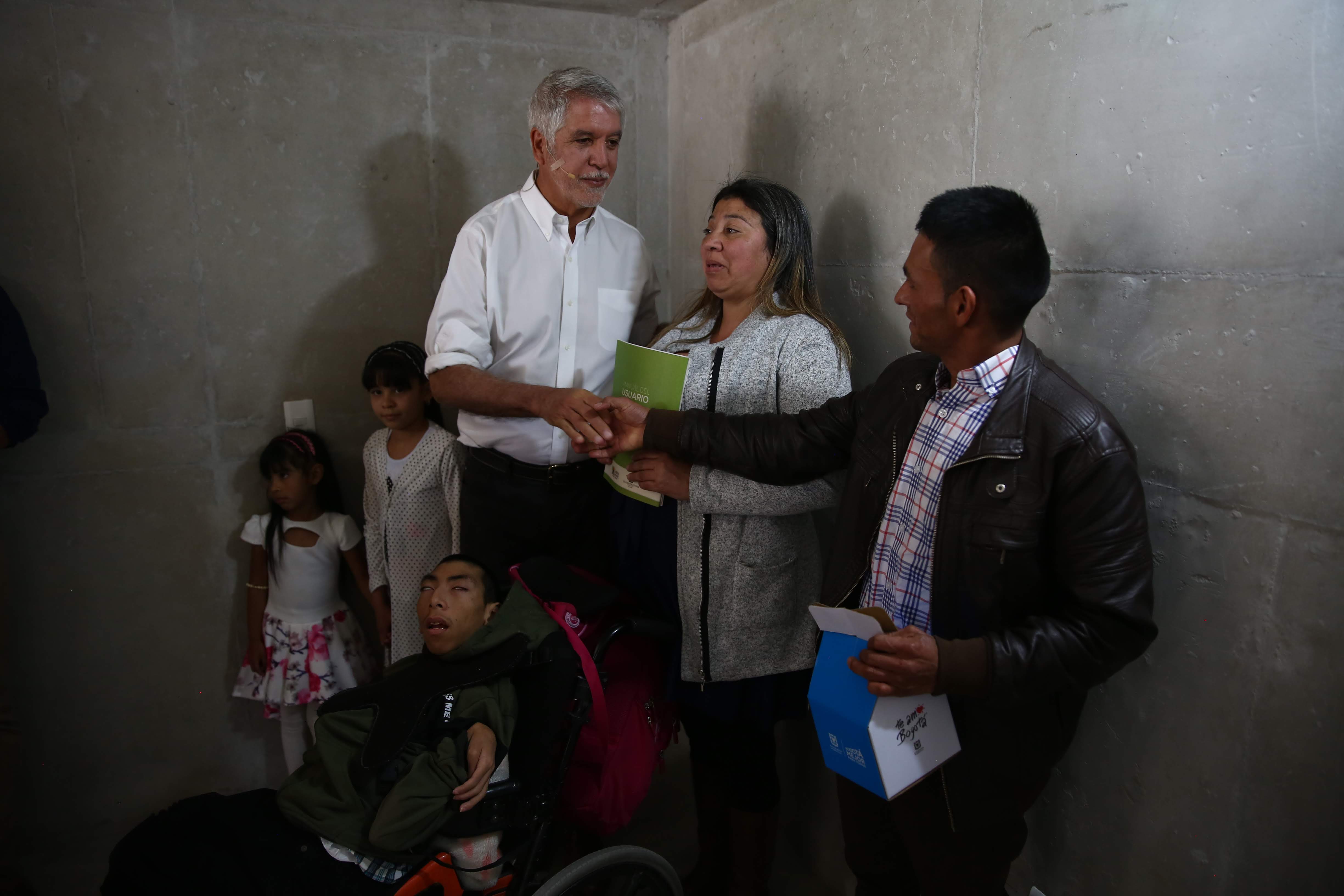 Alcalde Enrique Peñalosa con familias beneficiadas de los proyectos de vivienda