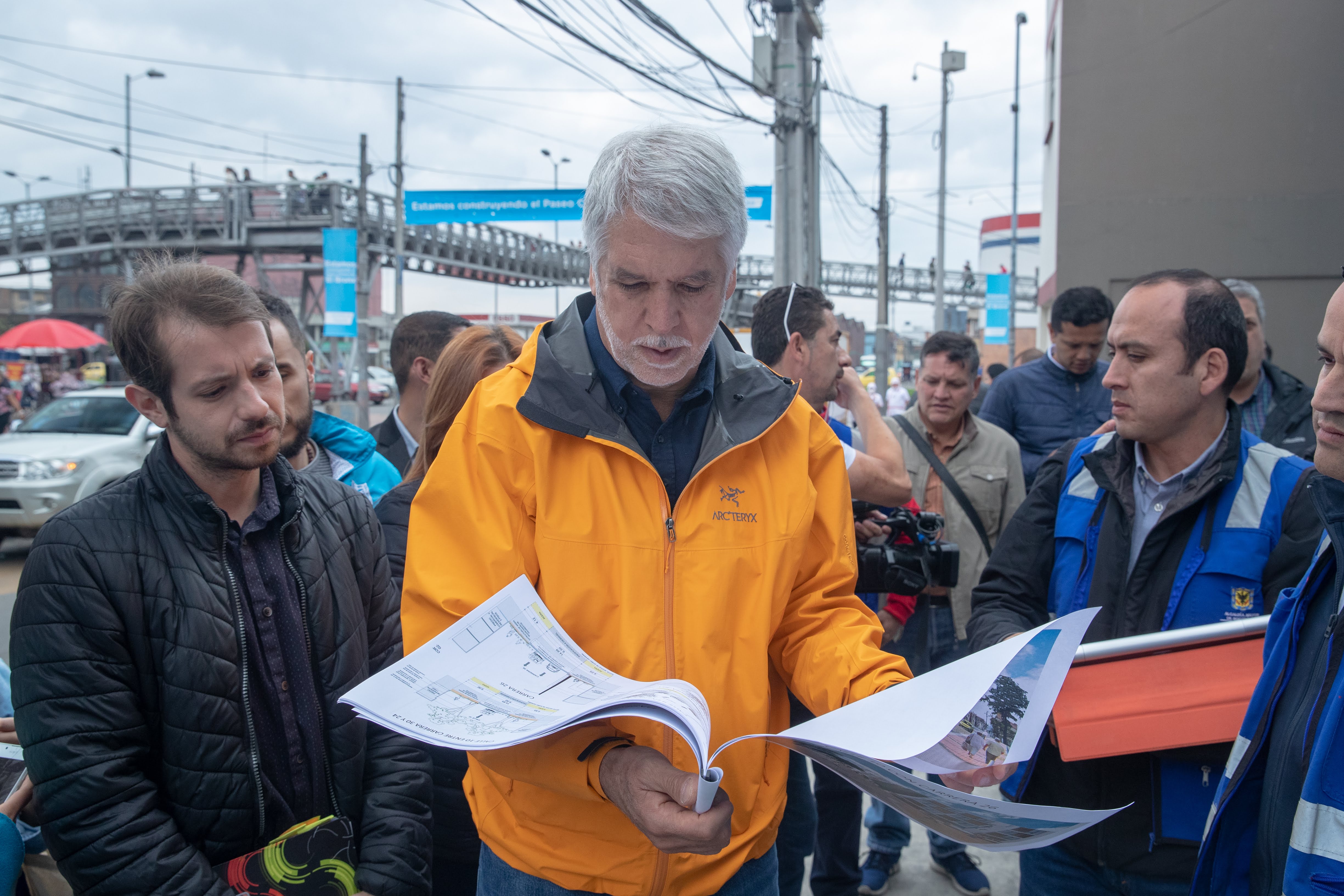 Alcalde Enrique Peñalosa observando planos del proyecto en intervención en el Bronx