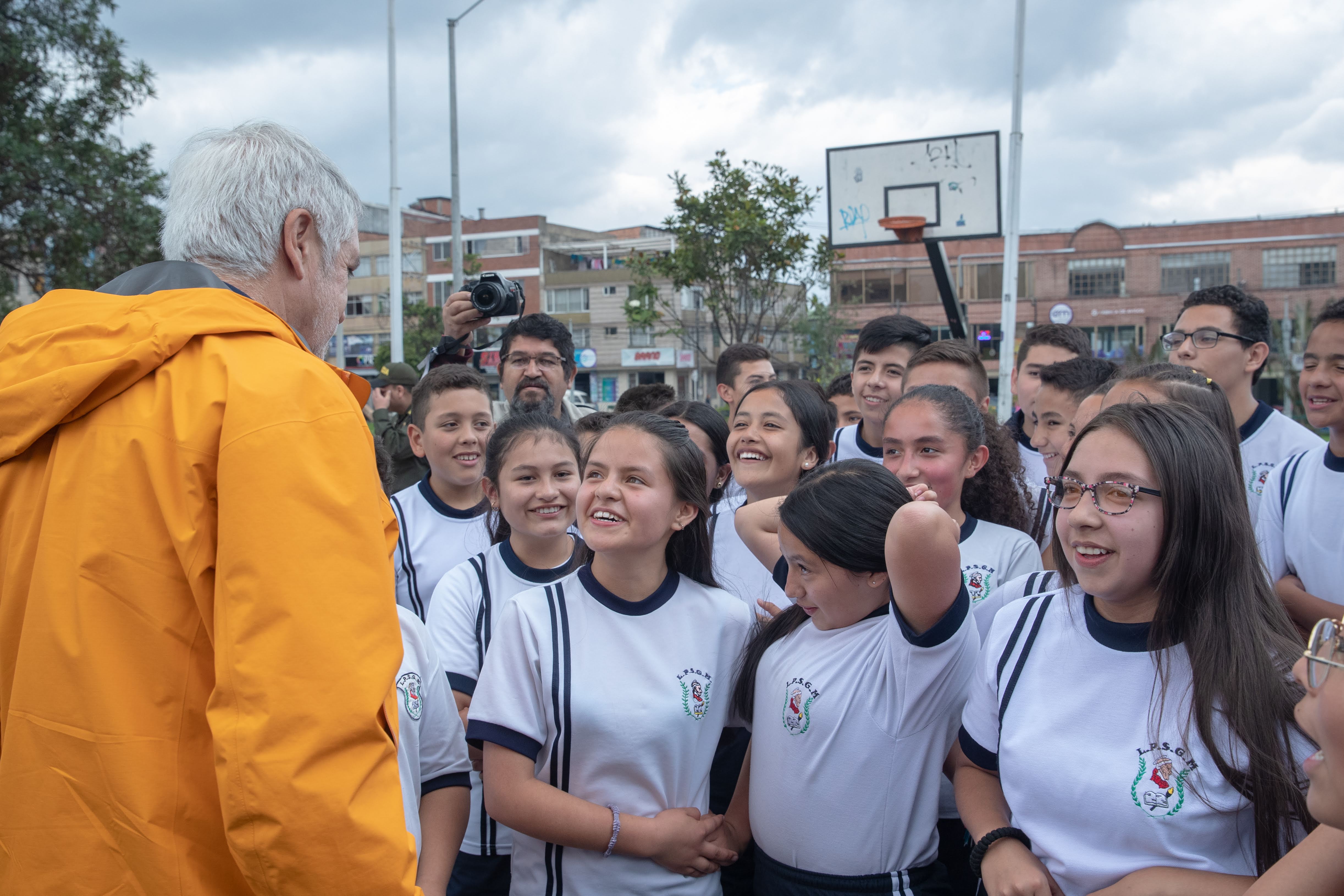 Alcalde Enrique Peñalosa  con niños de la ciudad en intervención en el Bronx
