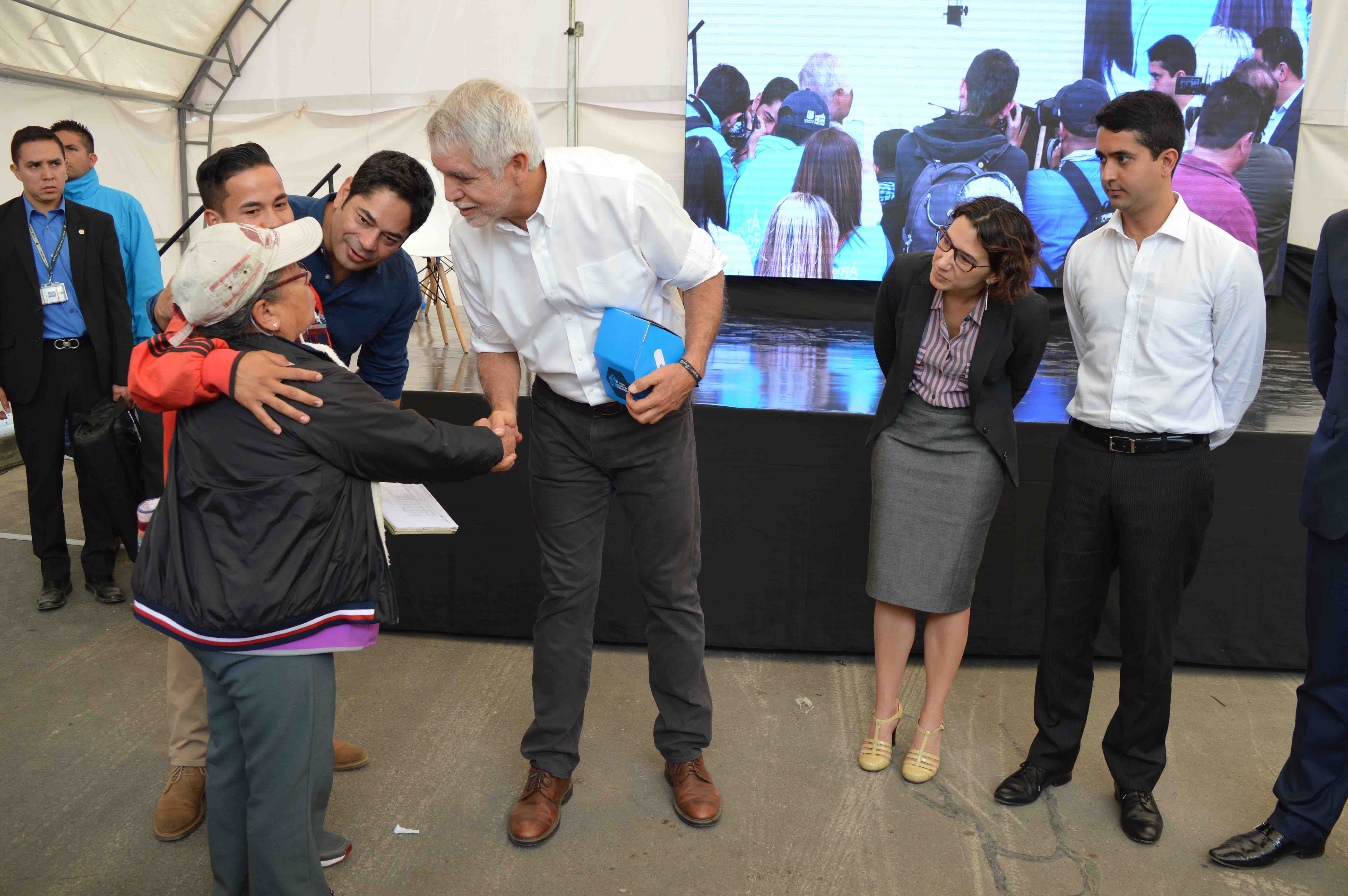 Alcalde Enrique Peñalosa con familias beneficiadas de los proyectos de vivienda