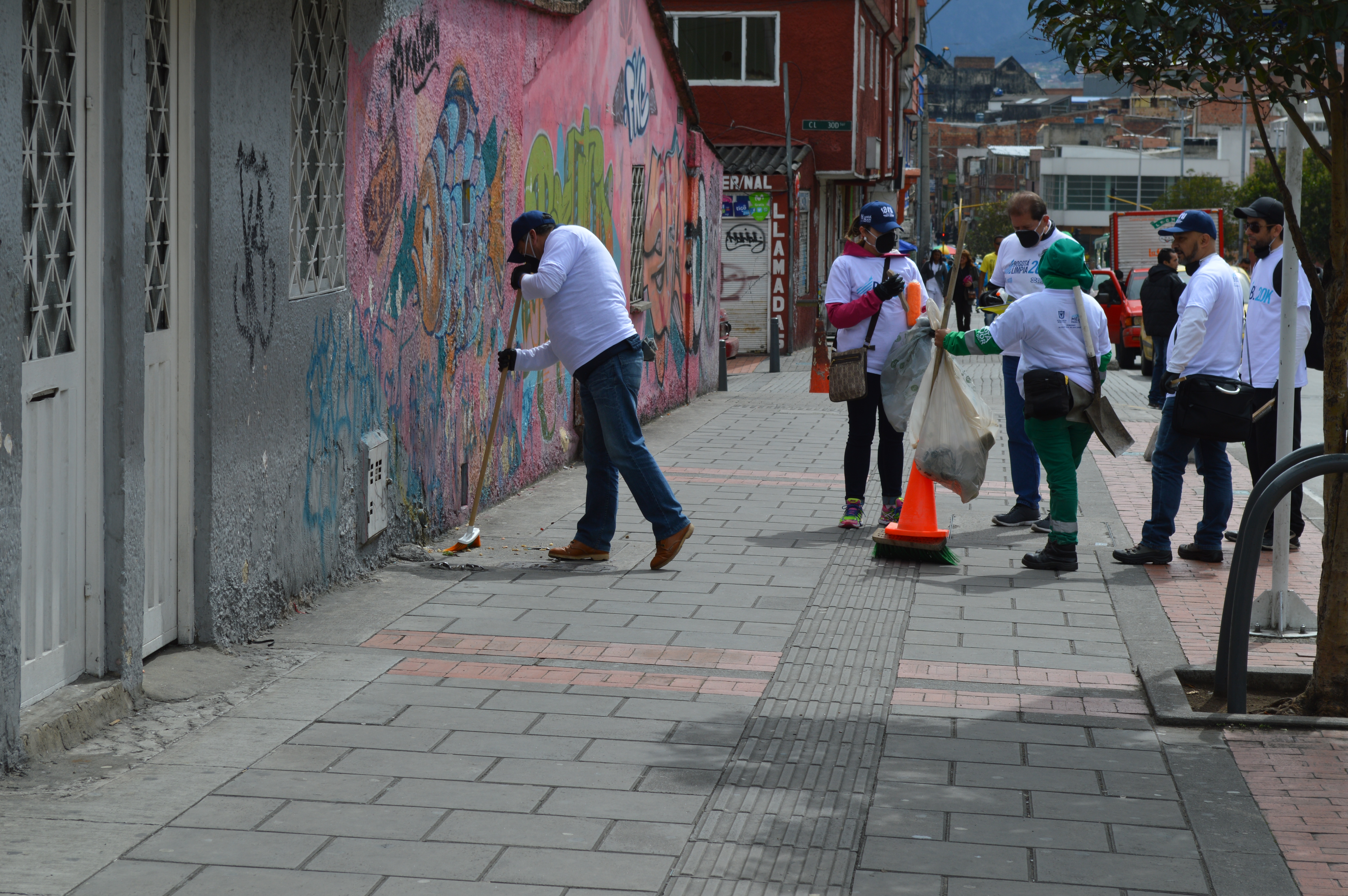 Personal de ERU participando de la campaña Bogotá Limpia 20k