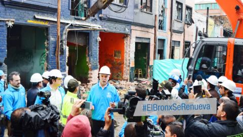 Imagen del Alcalde Enrique Peñalosa en el inicio de demoliciones 