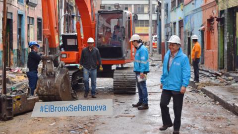 Imagen de personal trabajando en la demolición en sector del Voto Nacional